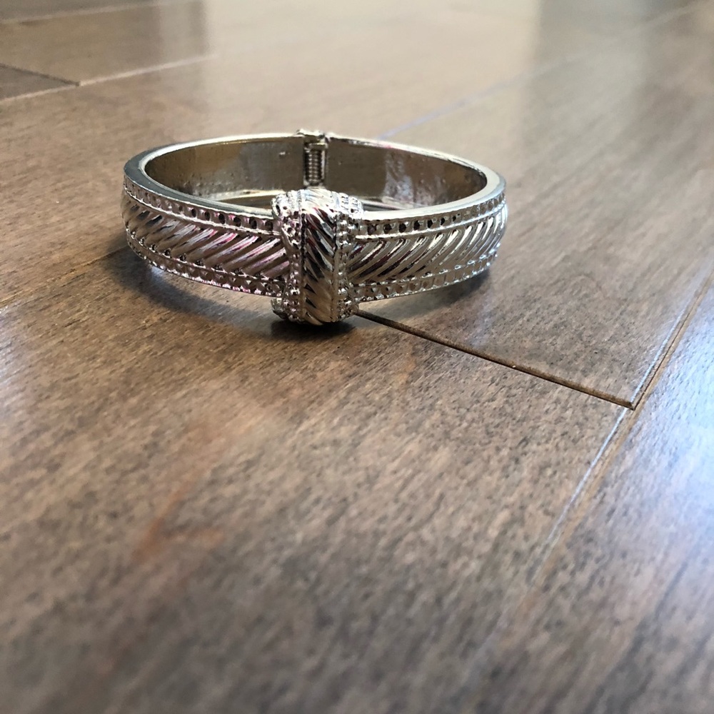 📍Silver Bangle
